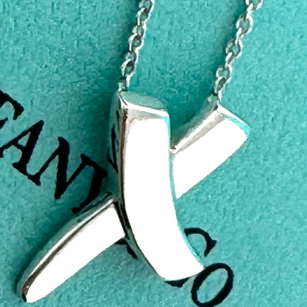 Authentic Tiffany & CO. Polama Picasso Top Cross Kiss Pendant Necklace.